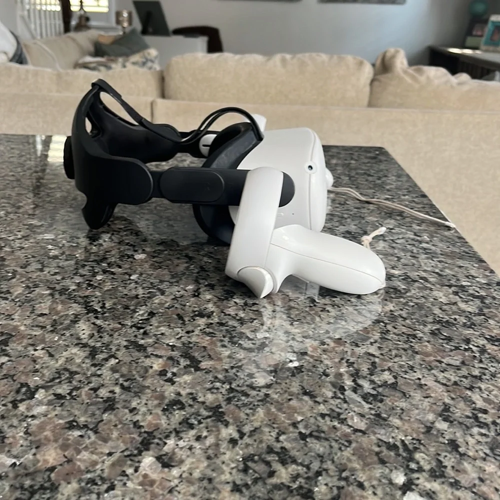 Oculus quest 2 64g, pretty good condition just a few scratches on controllers